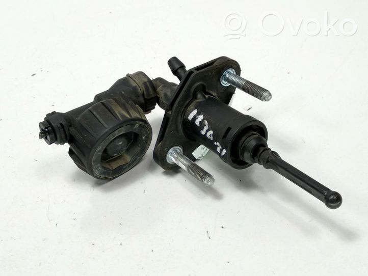 Opel Astra J Główny cylinder sprzęgła 55561916