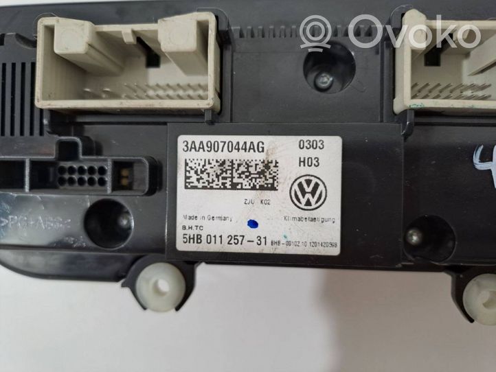 Volkswagen Touran II Panel klimatyzacji 3AA907044AG