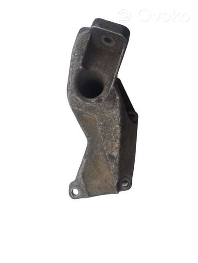 Volkswagen PASSAT B5 Engine mounting bracket 8D0199307J