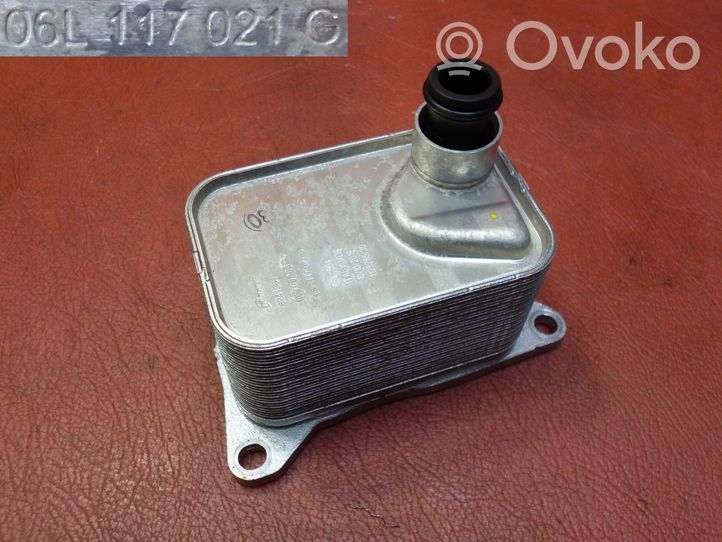 Volkswagen Golf VII Radiatore dell’olio del motore 06L117021G