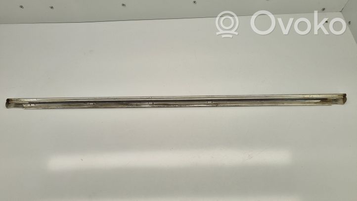 Mercedes-Benz COMPAKT W115 Rivestimento modanatura del vetro della portiera posteriore 