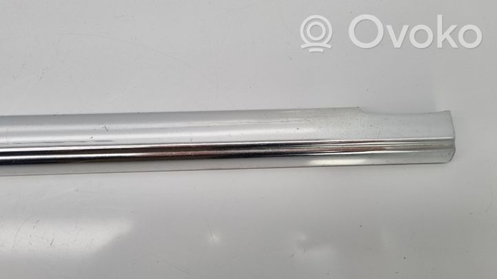 Mercedes-Benz COMPAKT W115 Rivestimento modanatura del vetro della portiera anteriore 