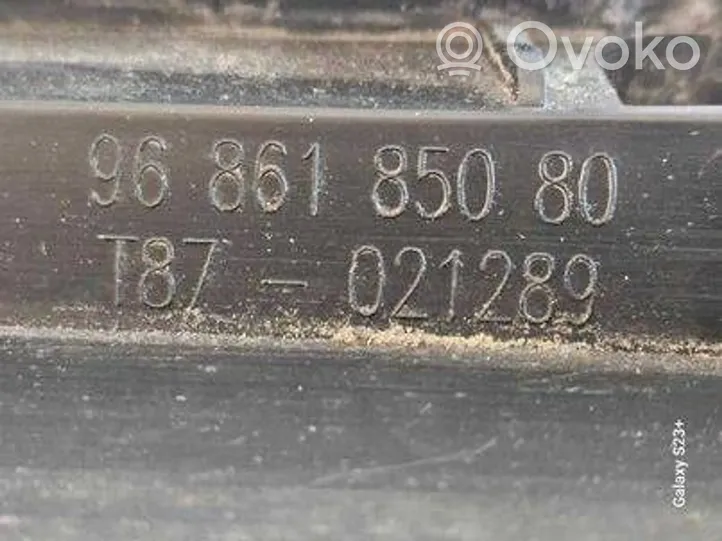 Peugeot 5008 Garniture de radiateur 9686185080