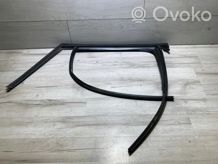 Audi Q2 - Rivestimento modanatura del vetro della portiera posteriore 81A839440A