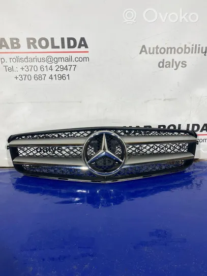 Mercedes-Benz C W204 Grotelės viršutinės A2048802083