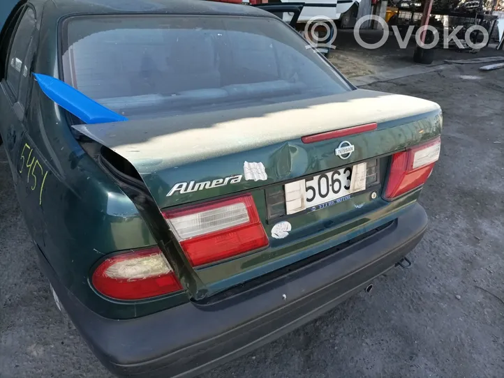 Nissan Almera Takaluukun/tavaratilan kansi 