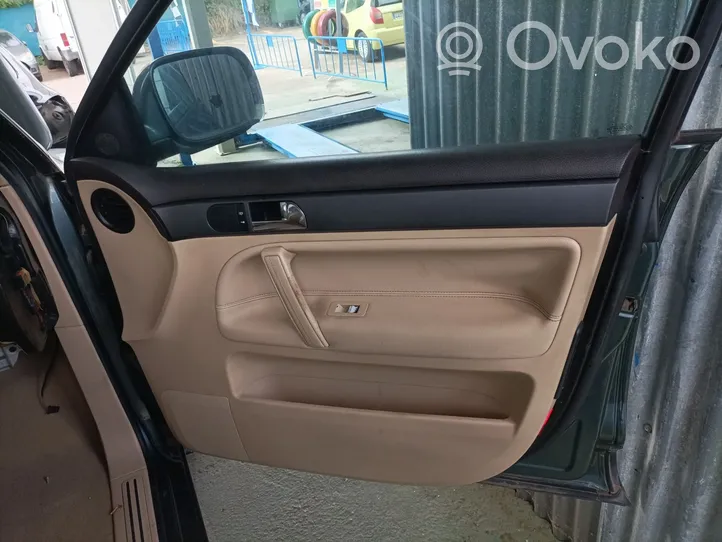Volkswagen Touareg III Revestimiento de puerta delantera 7L6867012EK