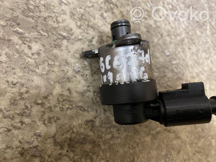 Audi A6 S6 C6 4F Fuel pressure regulator 4D0971992