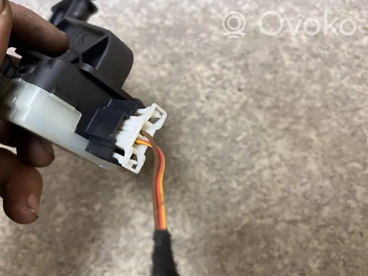 Mercedes-Benz E W211 Verrouillage du bouchon du réservoir de carburant A2038201997