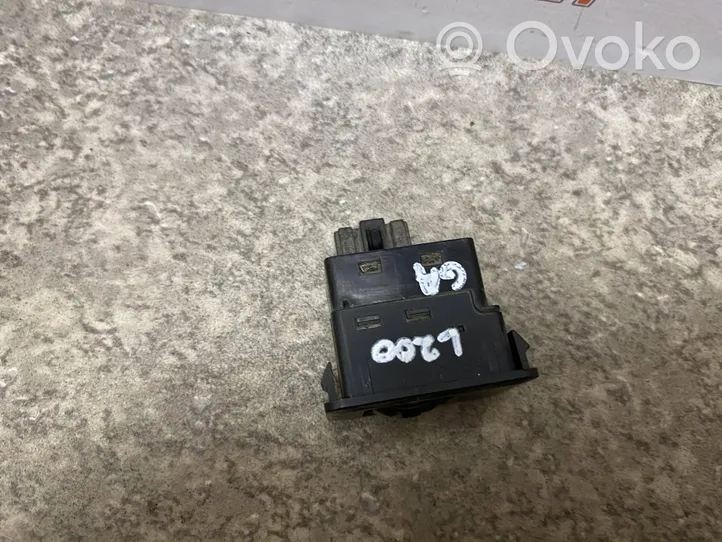 Mitsubishi L200 Interruptor de control de altura del faro delantero 8D0135