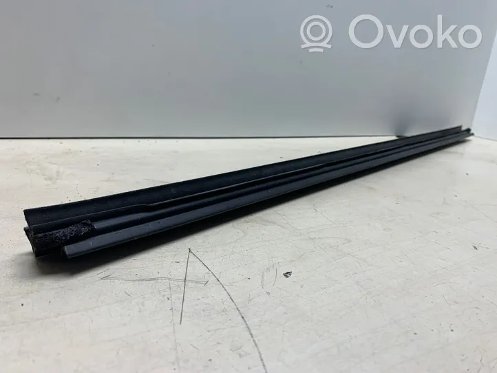 Toyota Avensis T250 Rivestimento modanatura del vetro della portiera posteriore 