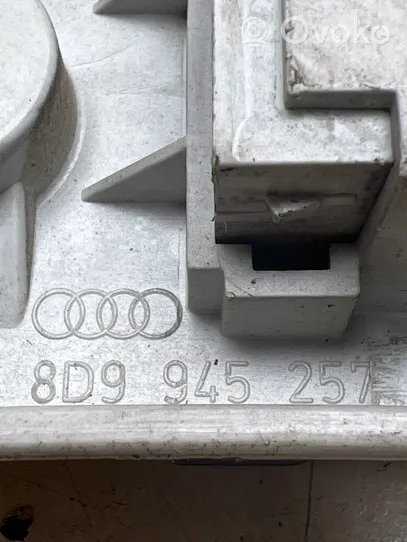 Audi A4 S4 B5 8D Aizmugures spuldzes vāka turētājs 8D9945257