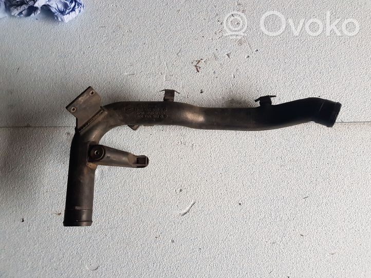 Volkswagen PASSAT B5.5 Tube d'admission de tuyau de refroidisseur intermédiaire 8D0145840