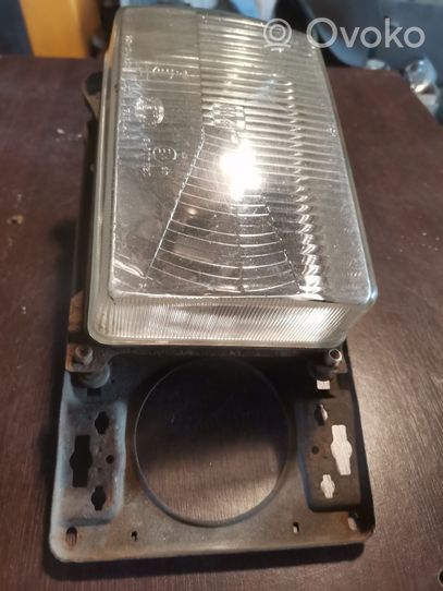 Volkswagen PASSAT B2 Lampa przednia 301124502