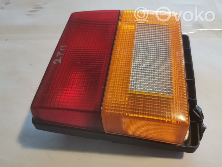 Audi 80 90 B2 Lampy tylnej klapy bagażnika 811945093