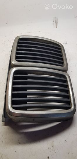 BMW 3 E30 Atrapa chłodnicy / Grill 51131884350