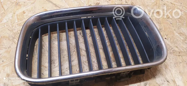 BMW 3 E36 Grille inférieure de pare-chocs avant 51138122237