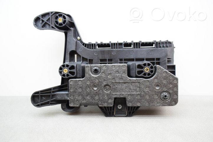 Volkswagen Jetta VI Support boîte de batterie 1K0915333