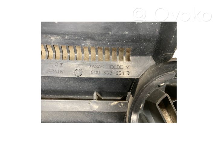 Volkswagen Polo Griglia superiore del radiatore paraurti anteriore 6Q0853651C