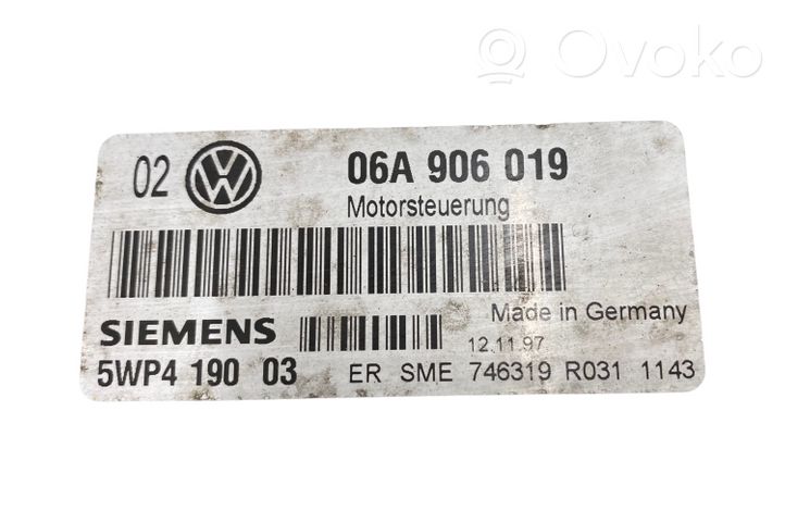 Volkswagen Golf IV Dzinēja vadības bloks 06A906019