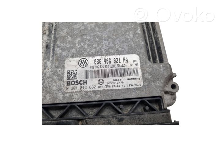 Volkswagen Golf V Calculateur moteur ECU 03G906021HA