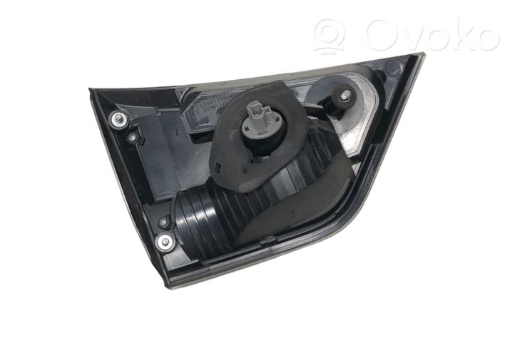 Mitsubishi Outlander Lampy tylnej klapy bagażnika 1146356R