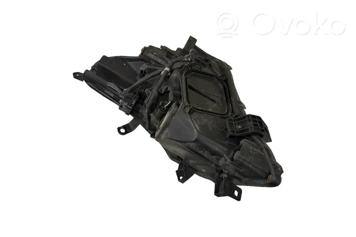 Toyota Verso Lampa przednia 811100F09000