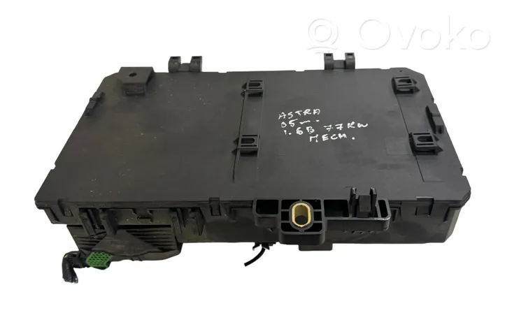 Opel Astra H Fuse module 13206757