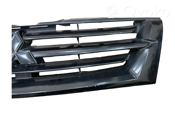 Mitsubishi Pajero Grille calandre supérieure de pare-chocs avant MR387981