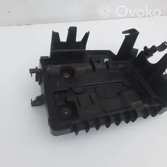 Opel Corsa D Tapa/cubierta para la caja de la batería 13235642