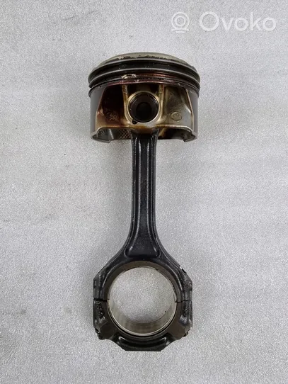 Mercedes-Benz C AMG W205 Piston avec bielle 823M276