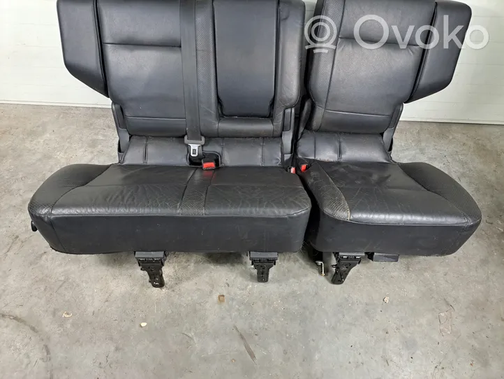 Mitsubishi Pajero Second row seats 