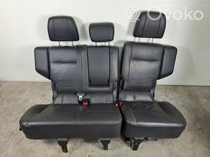 Mitsubishi Pajero Second row seats 