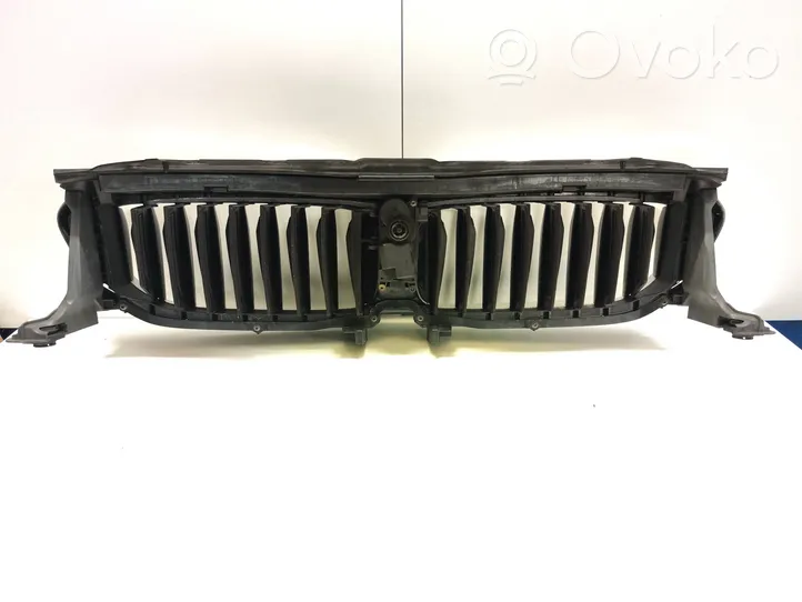 BMW 5 G30 G31 Griglia superiore del radiatore paraurti anteriore 7474368