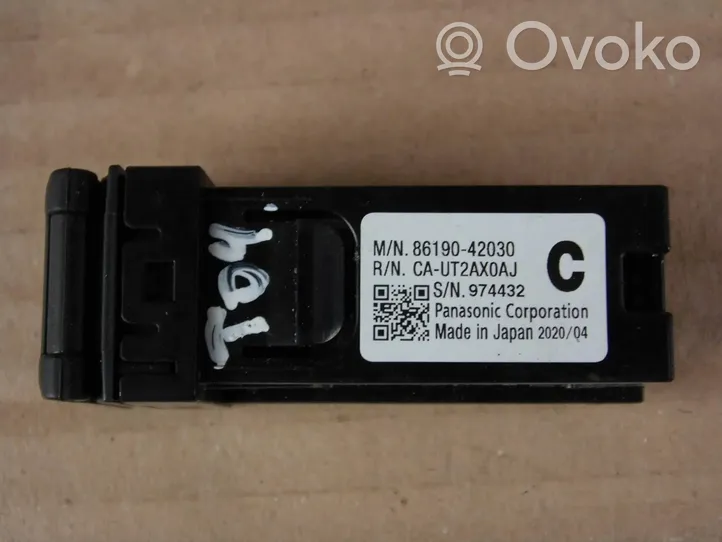 Toyota RAV 4 (XA50) Connecteur/prise USB 8619042030