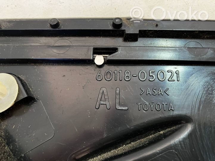 Toyota Avensis T270 Apdaila sparno (moldingas) 6011805021