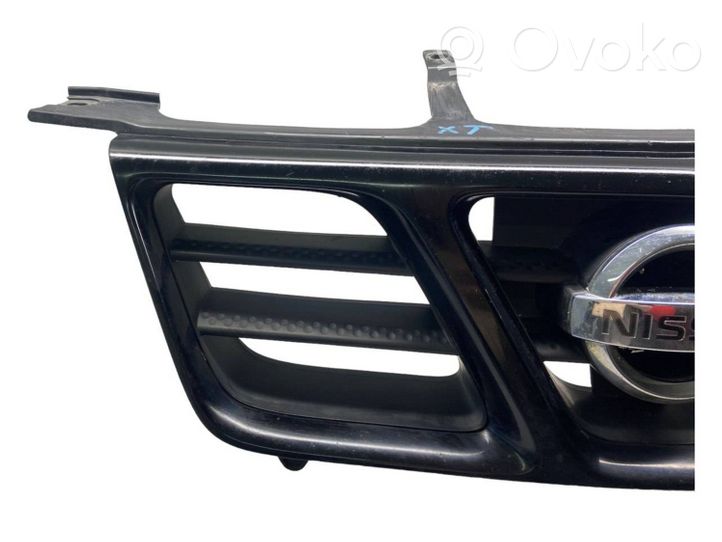 Nissan X-Trail T30 Grille calandre supérieure de pare-chocs avant 623108H700