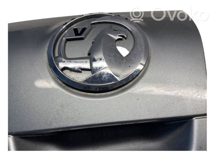 Opel Astra J Uchwyt / Rączka zewnętrzna otwierania klapy tylnej / bagażnika 13271374