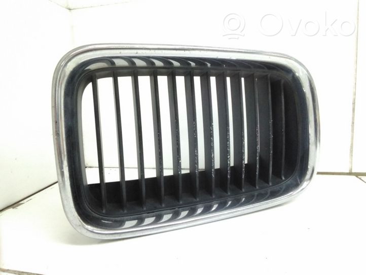 BMW 3 E36 Grille inférieure de pare-chocs avant 8151548