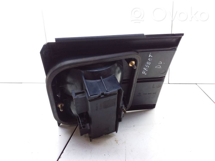 Volkswagen PASSAT B3 Luci posteriori del portellone del bagagliaio 333945107