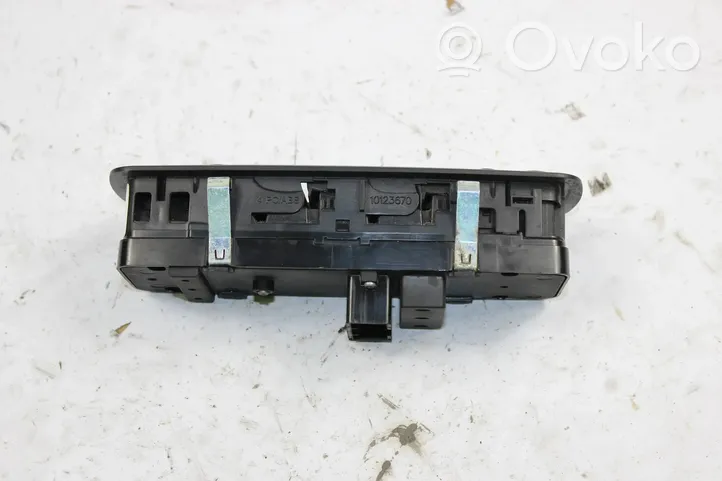 Jeep Cherokee Interruttore di controllo dell’alzacristalli elettrico 68271206AB