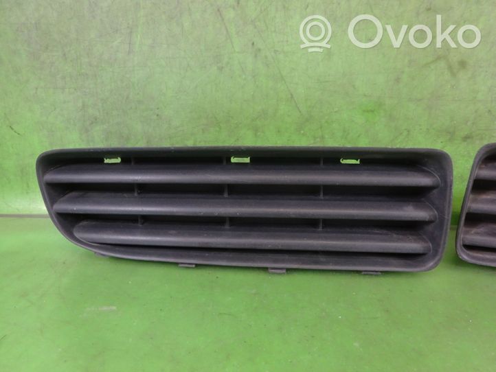 Skoda Octavia Mk1 (1U) Grille inférieure de pare-chocs avant 1U0807368B