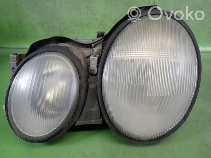 Mercedes-Benz CLK AMG A208 C208 Lampa przednia 