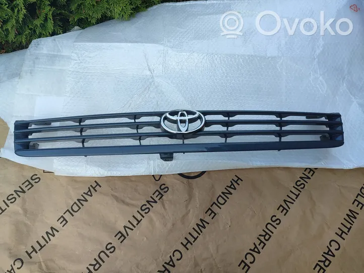 Toyota Hiace (H100) Grille calandre supérieure de pare-chocs avant 5311126321