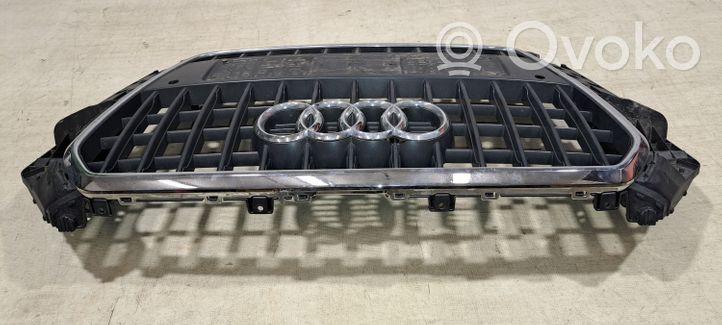 Audi Q3 8U Grotelės viršutinės 8U0853653H