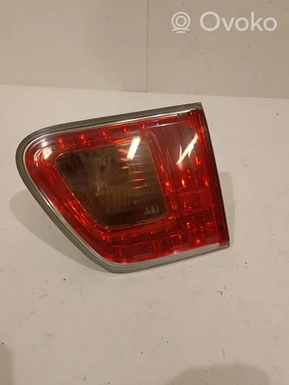 Toyota Avensis T270 Lampy tylnej klapy bagażnika 