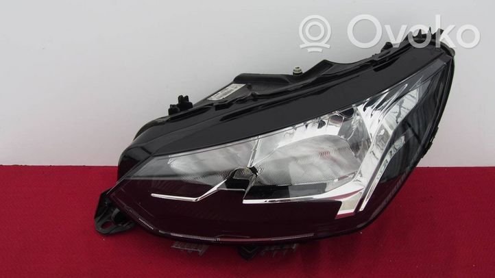 Peugeot 208 Lampa przednia 9823194080