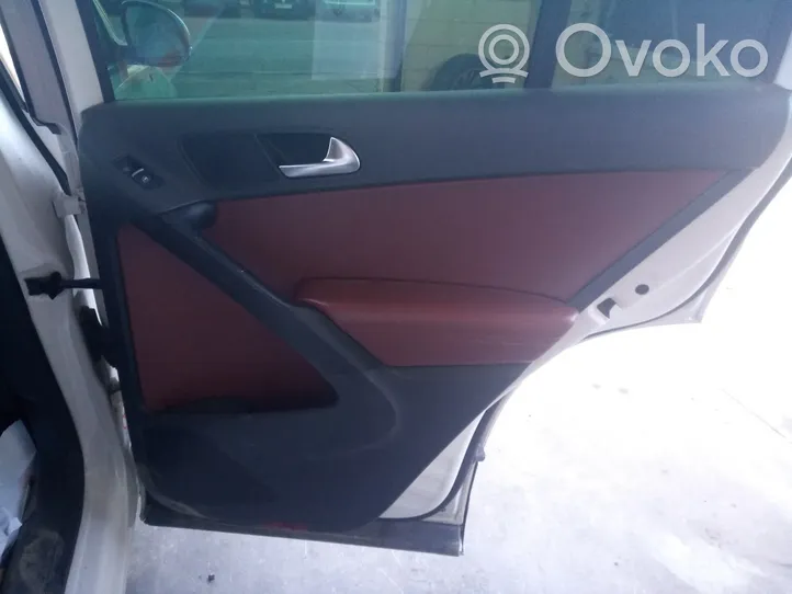Volkswagen Tiguan Rivestimento del pannello della portiera posteriore 