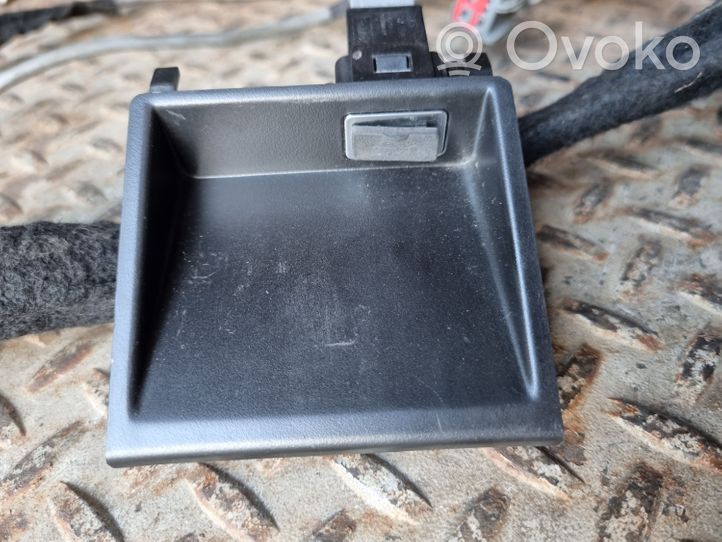 Volvo V40 Gniazdo / Złącze USB 8M5T19A164VA