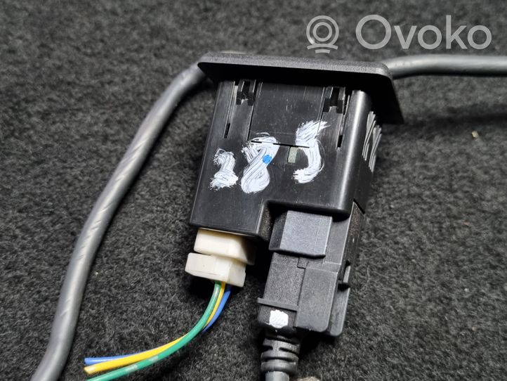 Nissan X-Trail T32 USB socket connector 795405004